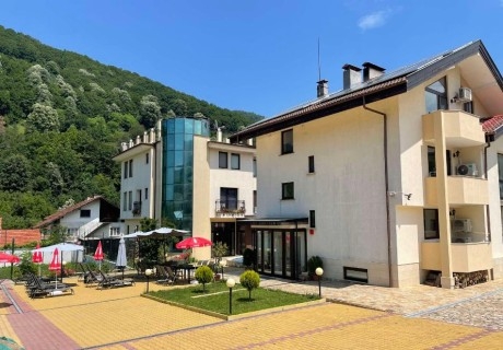 Златна есен в Рибарица! Нощувка на човек със закуска и вечеря + възможност за обяд в хотел Зорница, Рибарица