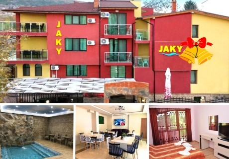 Коледа в Кранево! Нощувка на човек със закуска и Празнична вечеря с музика на живо + басейн и релакс зона в хотел Жаки