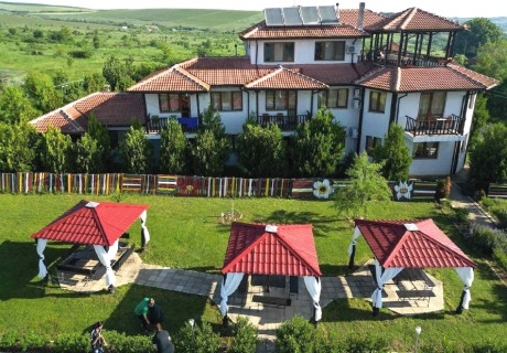 Нощувка на човек със закуска или закуска и вечеря от Къща за гости Миша, с. Петревене до Луковит