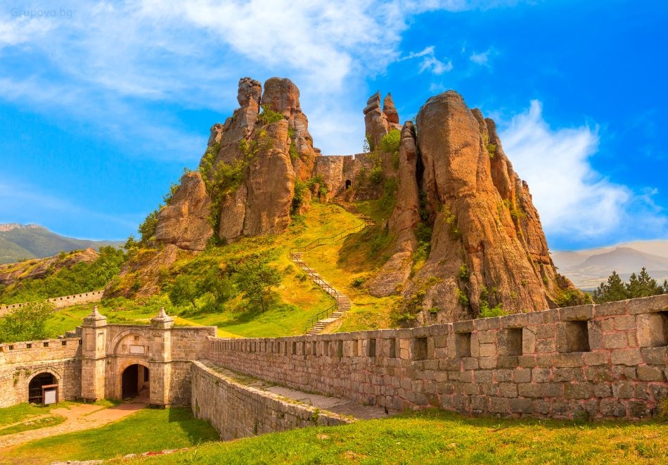 Екскурзия до Белоградчик, Видин и пещерите Леденика, Магура и Венеца! Автобусен транспорт от Плевен + 1 нощувка със закуска на човек и Посещение на Белоградчишката крепост