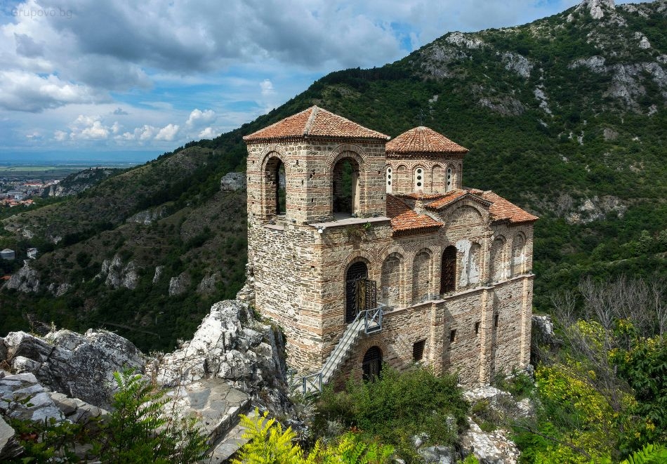 Екскурзия до Чепеларе, Рожен, Смолян, Асенова крепост и пещера Ухловица! Автобусен транспорт от София или Плевен + 1 нощувка със закуска на човек