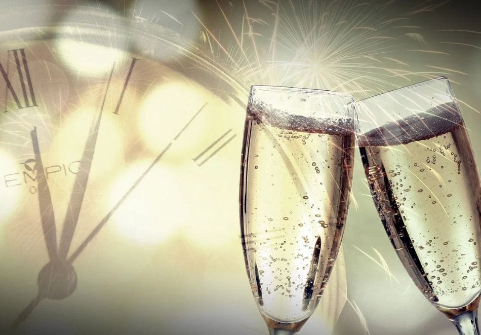 Нова година 2026 в Охрид! Транспорт от София + 3 нощувки на човек със закуски и вечери, едната празнична с жива музика и неограничена консумация на напитки + посещение на Скопие