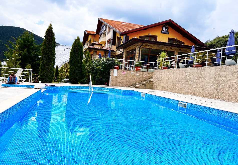 Нощувка на човек със закуска и вечеря + външен топъл минерален басейн в Семеен хотел Ардо Вел, Велинград