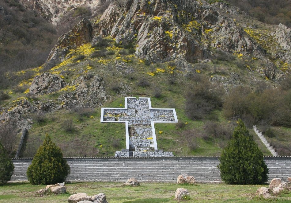 Уикенд екскурзия до Петрич, Мелник, Сандански, Рупите и Златолист! Автобусен транспорт от София или Плевен + 1 нощувка на човек със закуска и посещение на Роженски манастир