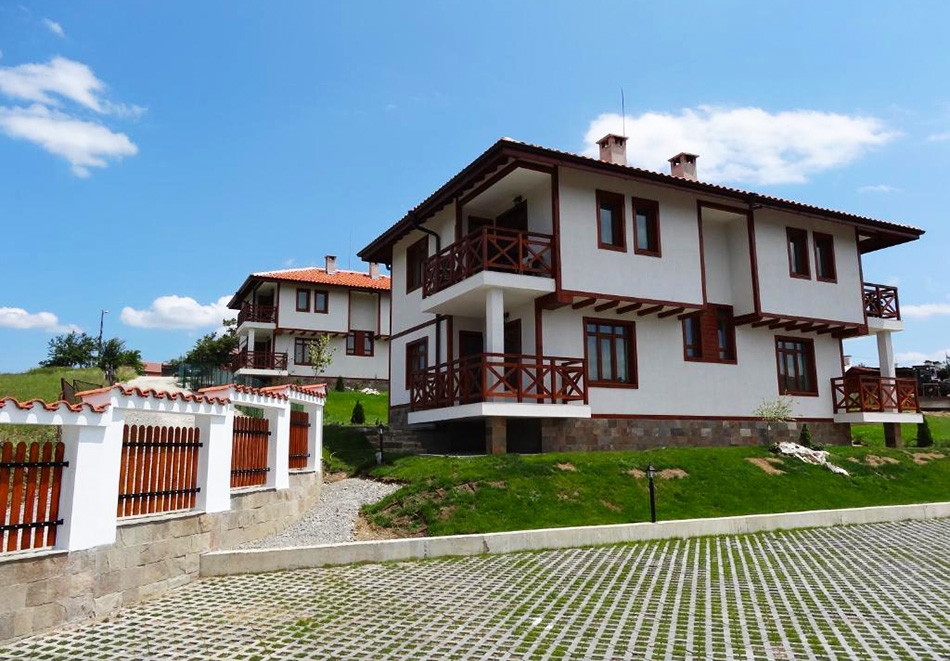 Нощувка на човек със закуска и вечеря от Иванини къщи, Трявна