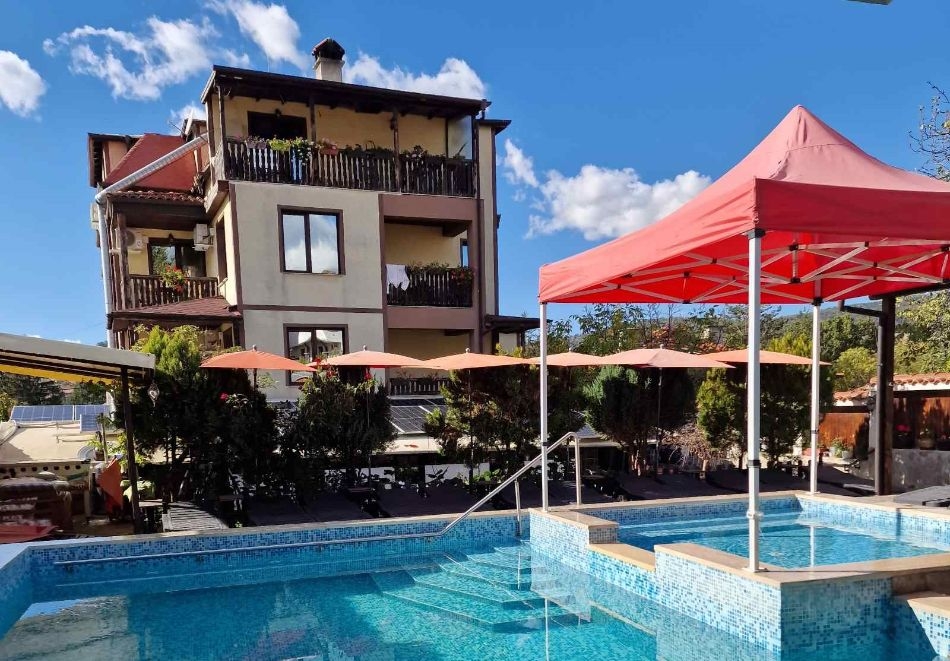 Пет дневна рехабилитация с медицински преглед и 20 процедури + Биорезонансен скенер! 5 нощувки на човек със закуски, обеди* и вечери + минерален басейн, сауна и джакузи в Митьовата къща, Стрелча