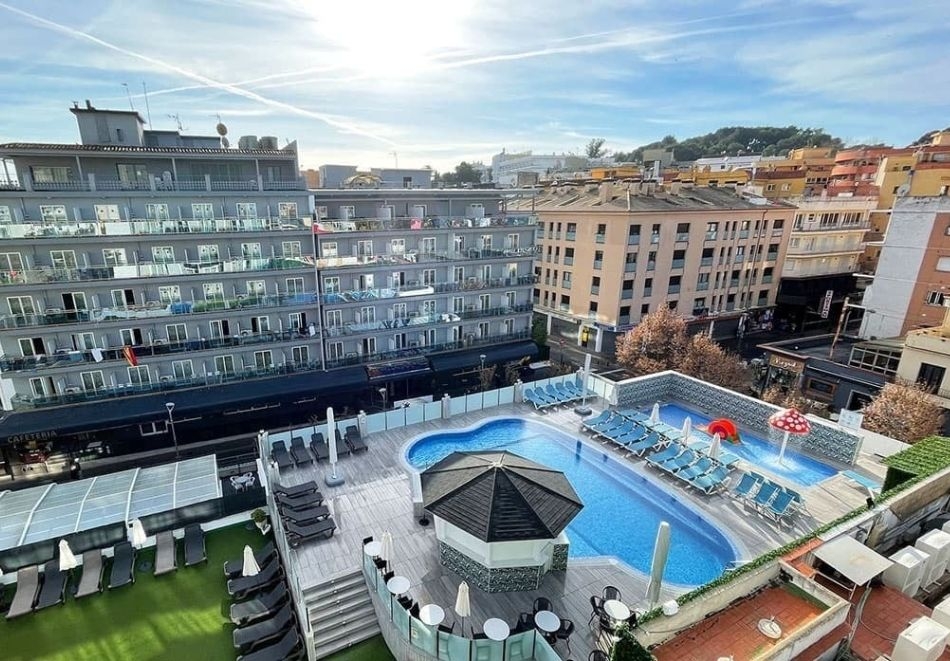 Ранни записвания в Коста Брава, Испания + панорамна обиколка на Барселона! Самолетен билет от София + 7 нощувки на човек със закуски и вечери в хотел Maria Del Mar 4*