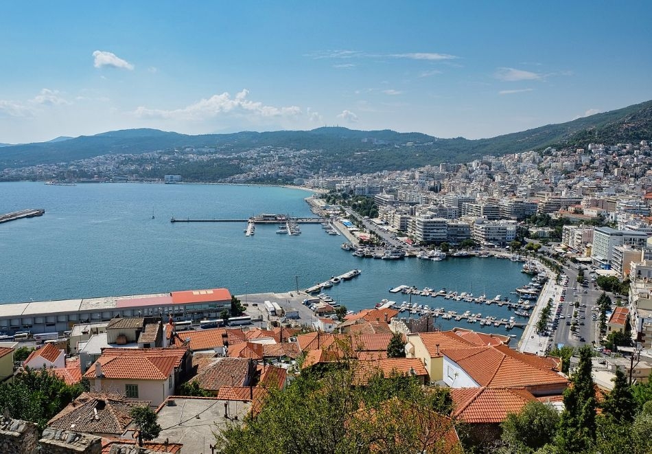 Предколеден уикенд в Кавала, Гърция + посещение на коледното градче Онируполи! Автобусен транспорт + 1 нощувка на човек със закуска в хотел Nefeli