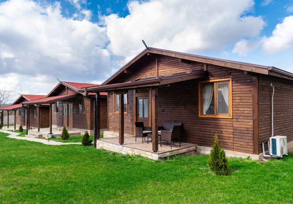 Нощувка за двама, трима  или наем на самостоятелна къща с капацитет 5 човека в къщи за гости Брик, Сапарева баня