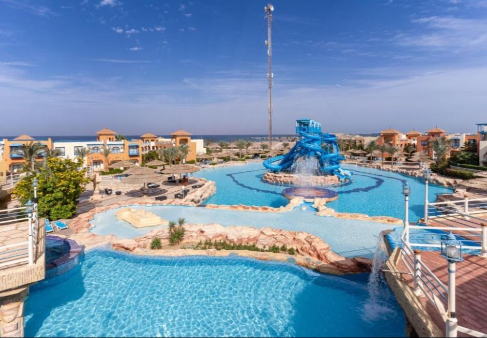 На първа линия в хотел FARAANA HEIGHTS RESORT AQUA PARK 4*, Шарм Ел Шейх, Египет! Полет от София + 7 All Inclusive нощувки на човек