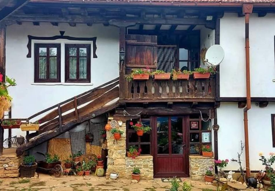 Почивка край Габрово! Нощувка за 6, 8 или 10 човека и ползване на механа от Балканджийска къща, с. Живко