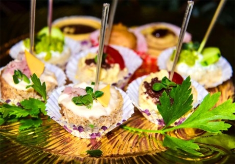 Неустоимо вкусно предложение от Mrs. Pancake, София! Сет от 200 или 400 броя хапки с основа пълнозърнесто хлебче.