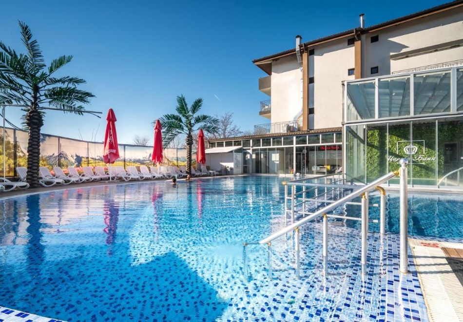 Нощувка на човек със закуска и вечеря + 3 процедури на ден + минерален басейн в Хотел Царска баня, гр. Баня край Карлово