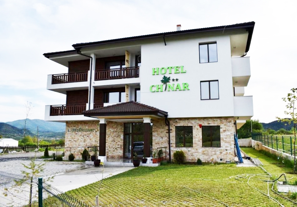 Релакс в Родопите! Нощувка на човек със закуска и вечеря в хотел Чинар, с. Кирково