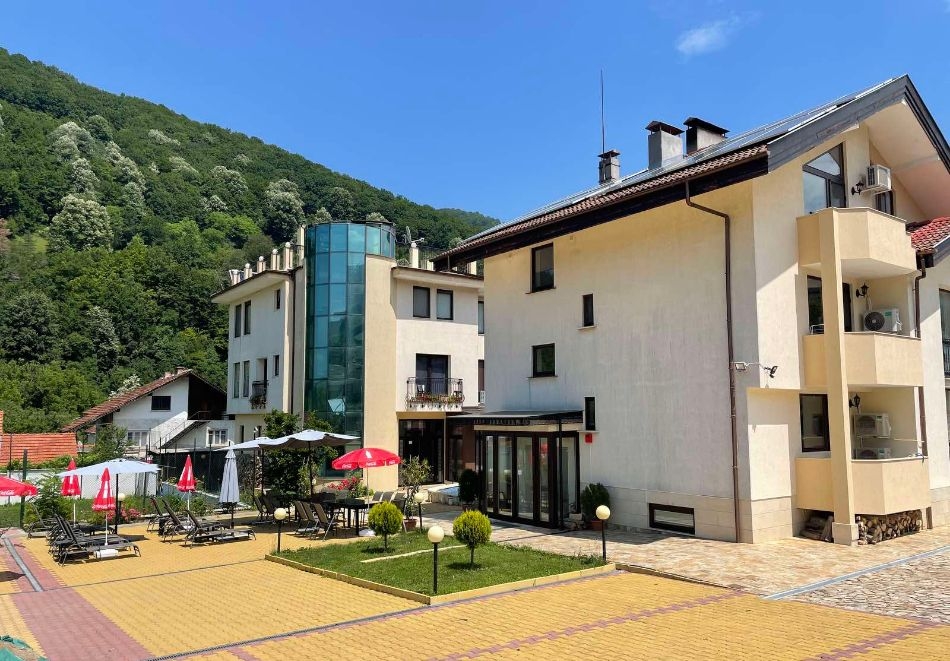 Златна есен в Рибарица! Нощувка на човек със закуска и вечеря + възможност за обяд в хотел Зорница, Рибарица