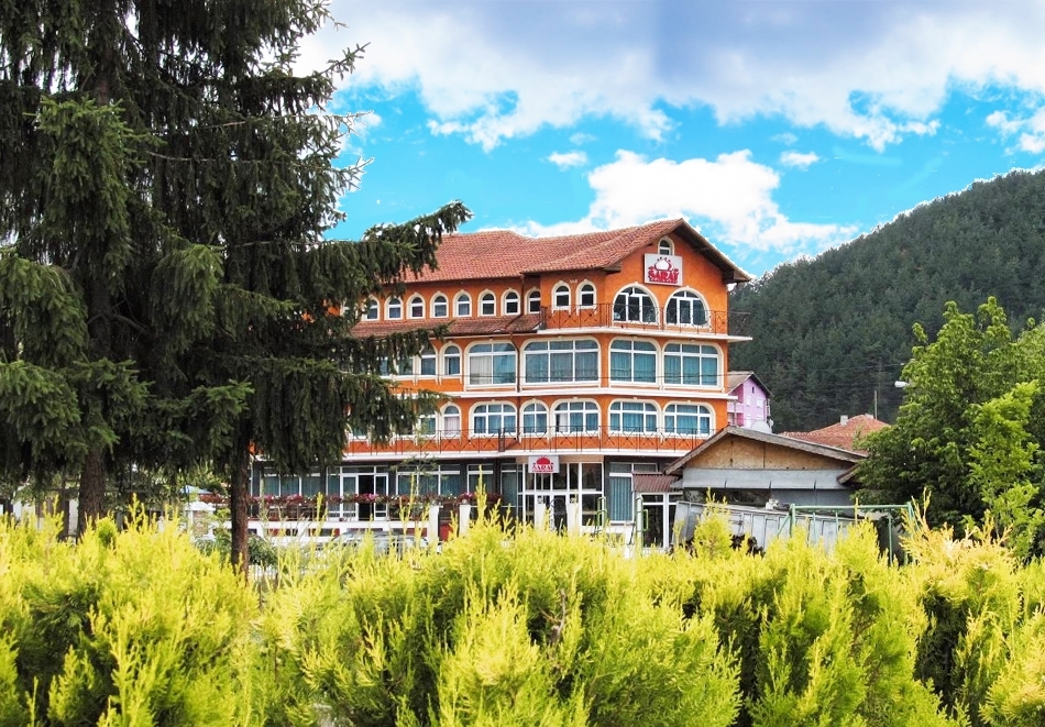 Нощувка на човек със закуска и вечеря и възможност за обяд + вътрешен минерален басейн в хотел Сарай, до Велинград