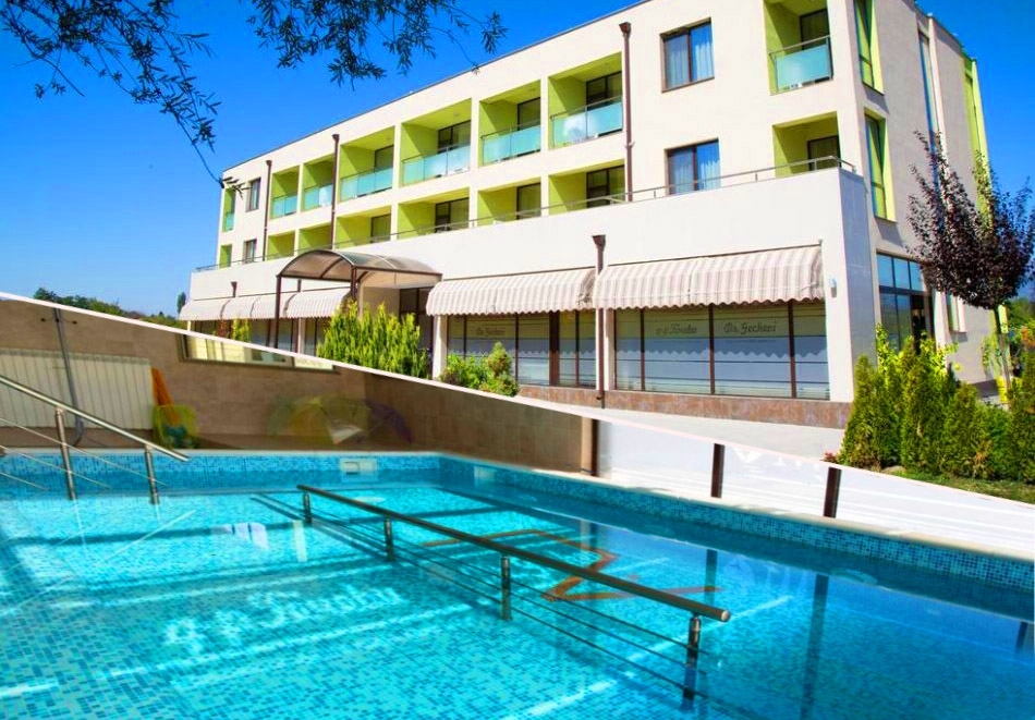 Балнео оферта за Павел Баня! Нощувка на човек със закуска и вечеря + преглед от лекар-специалист, лечебни процедури и минерален басейн от хотел-клиника Д-р Гечеви