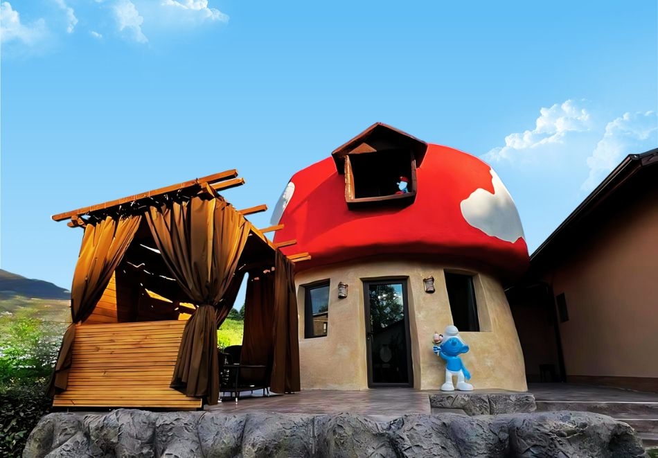 Релакс с външно топло джакузи и сауна в Приказната къщичка на Смърфовете, край Дупница! Нощувка в самостоятелна къщичка за ДВАМА + 2 деца до 11.99г.