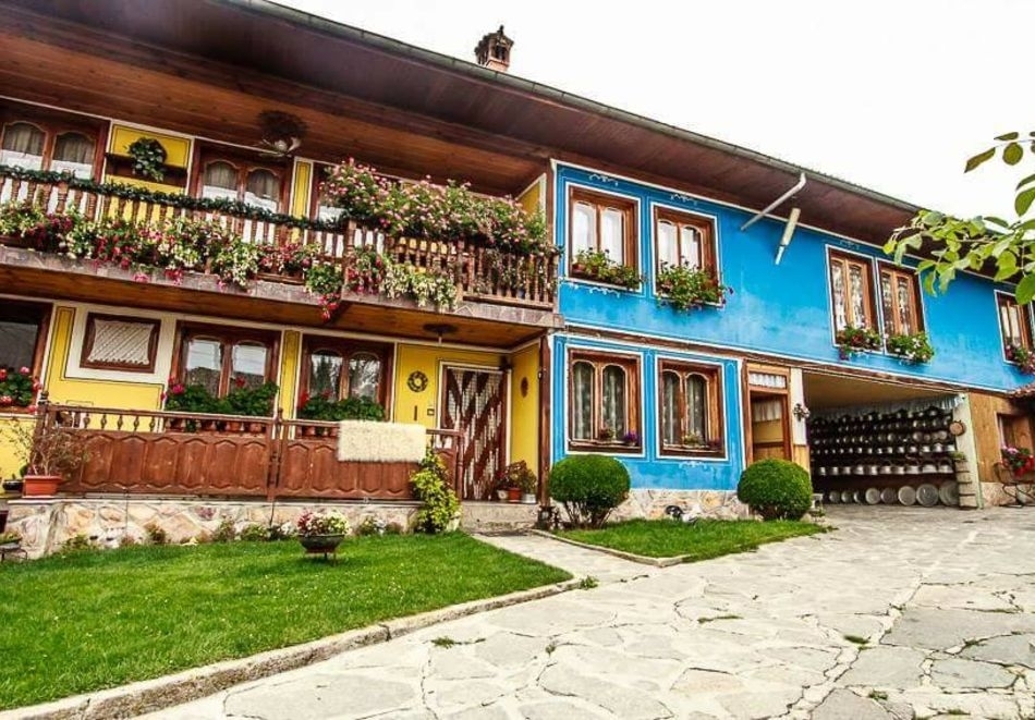 Нощувка за 18 човека и ползване на оборудвана кухня, механа и барбекю от хотел Рай, Копривщица