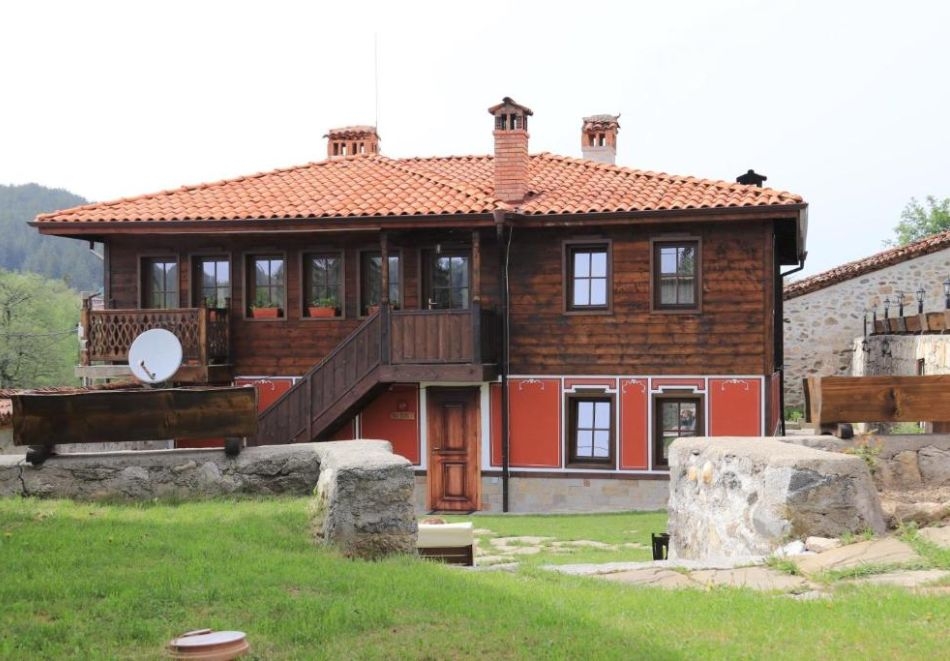 С компанията в Копривщица! Нощувка със закуска в самостоятелна къща за 8 човека от Комплекс Ред Хаус