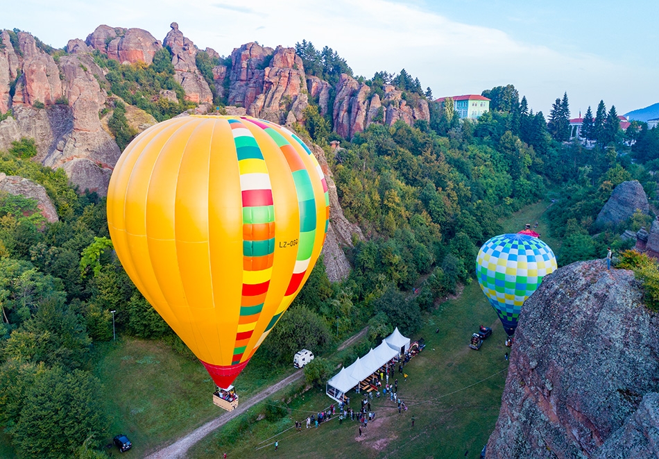 Свободен полет с балон в група до 14 пасажера над Белоградчишките скали за 60 минути от Приключенски център – Белоградчик