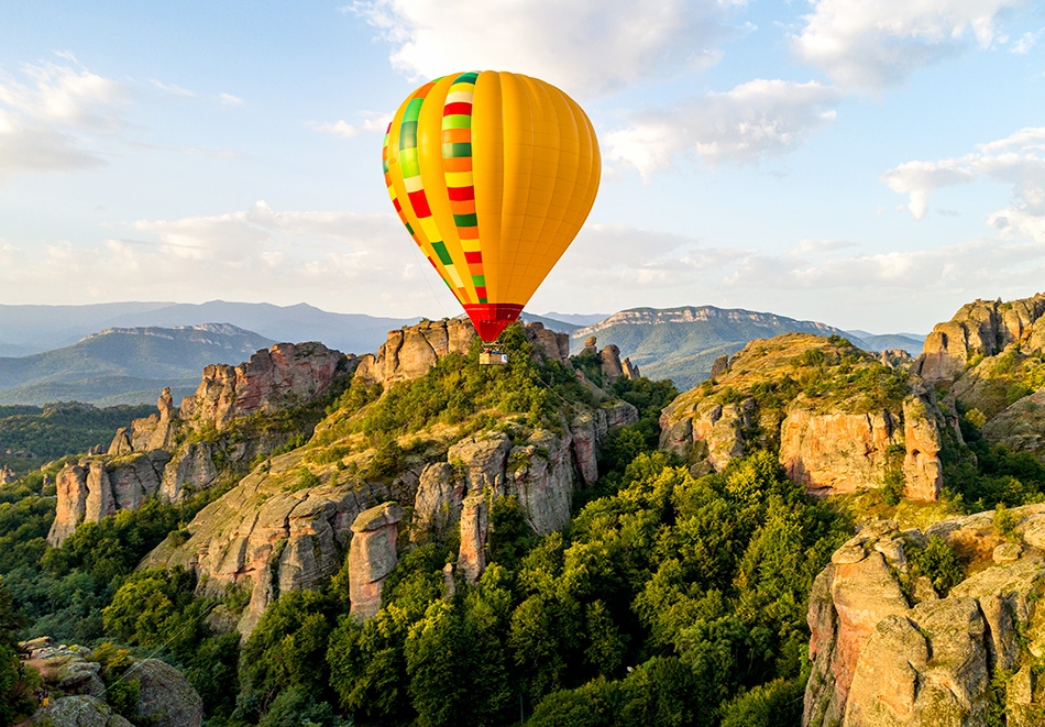 Панорамното издигане с балон над Белоградчишките скали с продължителност 10 минути при група до 15 човека от Приключенски център – Белоградчик