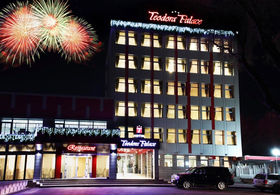 Нова Година в хотел Теодора Палас, Русе! 1 или 2 нощувки на човек със закуски и вечери, едната Празнична + Новогодишна програма с DJ и жива музика