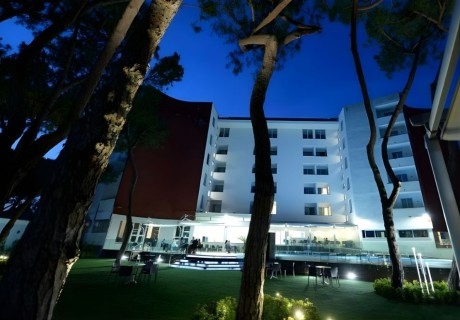 На първа линия в Бая Домиция, Кампания, Италия! Полет от София + 7 нощувки на човек със закуски и вечери в хотел Giulivo Lux 4*  + басейн и частен плаж