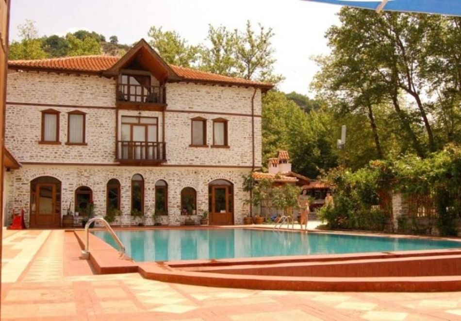 Нощувка на човек със закуска и вечеря + паркинг в семеен хотел Макензен, Мелник