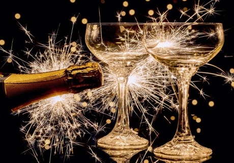 Нова Година в Солун, Гърция! Автобусен транспорт + 3 нощувки на човек със закуски + Новогодишна вечеря с музика на живо в Holiday Inn Thessaloniki 4*