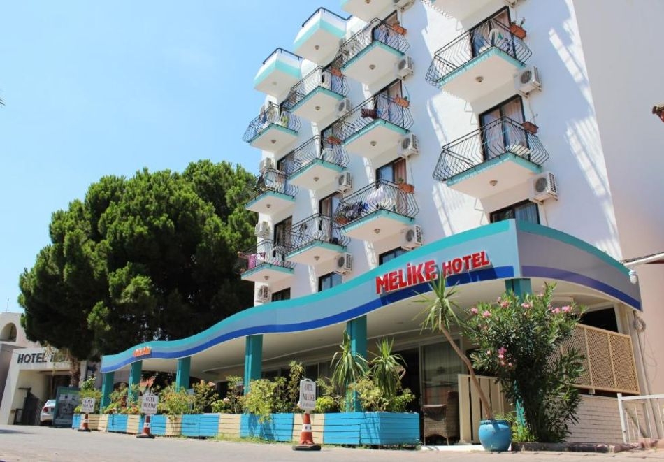 Ранни записвания на 100м. от плажа в Кушадасъ, Турция! Автобусен транспорт + 7 нощувки със закуски и вечери на човек в хотел Melike