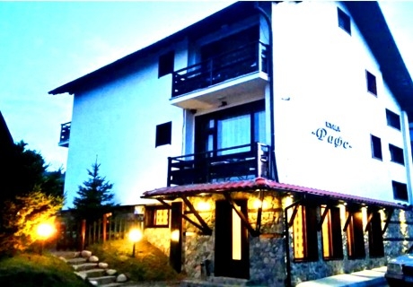 Почивка в Добринище: Нощувка на човек с опция за закуска от Къща за гости Рафе