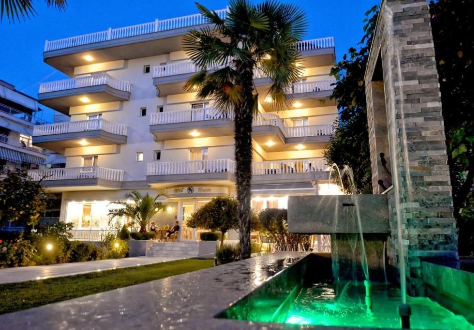 Ранни записвания на 20м от плажа в Паралия Катерини, Гърция: Нощувка на човек със закуска + възможност за вечеря в Hotel Ioni