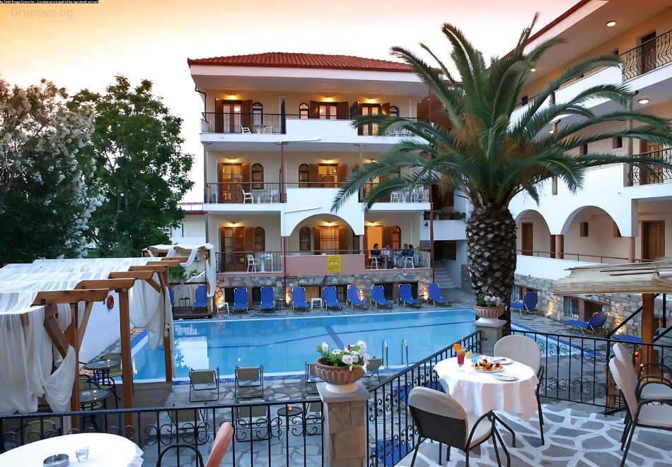 Ранни записвания в Ханиоти, Касандра, Гърция, на 300м от плажа: Нощувка на човек със закуска + басейн в Hotel Calypso