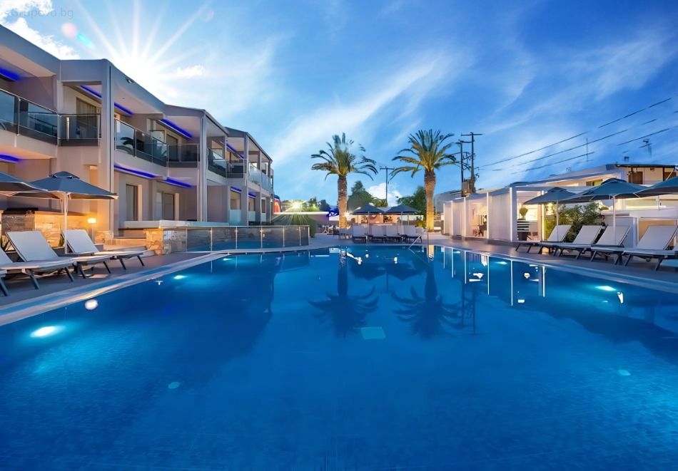 Ранни записвания на 350м от плажа в Ханиоти, Гърция: Нощувка на човек със закуска + басейн в Dionysos Hotel & Studios***