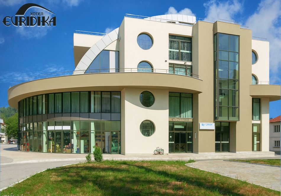 Нощувка на човек, минерален басейн и релакс зона от Семеен хотел Евридика, Девин