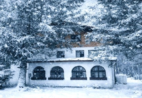 Почивка, край Габрово: Нощувка за 23 човека и ползване на механа, кухненски кът, пещ и барбекю от къща за гости Исполин, местност Узана