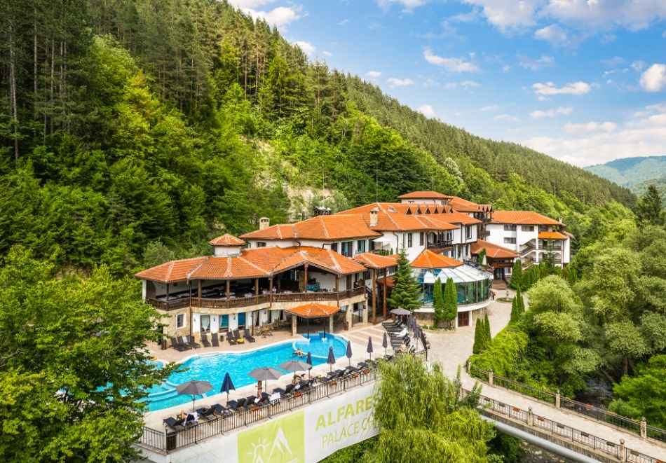 Делник в Чифлика: Нощувка за двама със закуска и вечеря + 2 минерални басейна и релакс зона в обновения хотел Алфарезорт Палас****