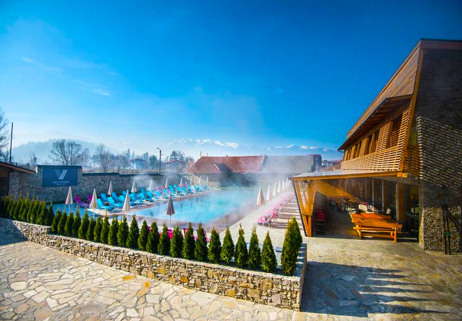 Цяла зима с гореща минерална вода в с. Баня до Банско: Нощувка на човек със закуска и вечеря + басейн и релакс пакет във Вила Виктория Термал,
