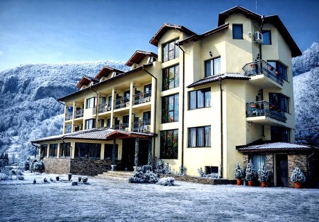 Групова почивка в сърцето на планината! Нощувка за група от 16 или 30 човека със закуска, обяд и вечеря от хотел Вежен***, Рибарица