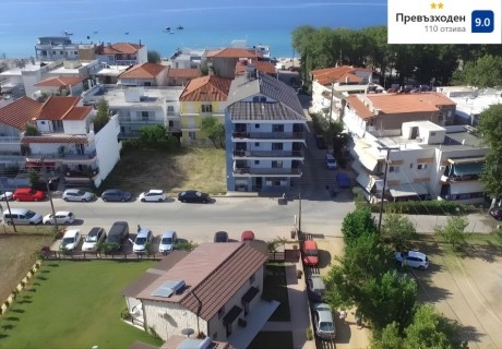 На метри от плажа в Коринос, Гърция: Нощувка на човек със закуска в Marialena Hotel