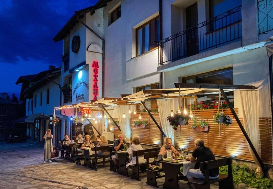 Ски почивка в Банско: Нощувка на човек с възможност за закуска и вечеря във фамилна къща и механа Ореха