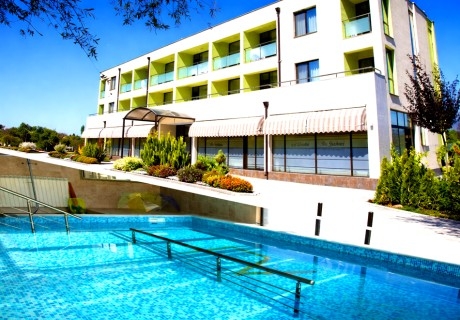 Балнео оферта за Павел Баня: Нощувка на човек със закуска и вечеря + преглед от лекар-специалист, лечебни процедури и минерален басейн от хотел-клиника Д-р Гечеви