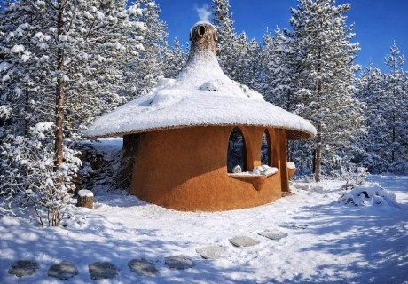 Почивка до Гоце Делчев: Нощувка със закуска за ДВАМА или ЧЕТИРИМА в къщичка направена от дърво от Еко селище Омая, с. Гайтаниново