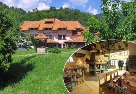 Посетете Фестивала на пегланата колбасица в Пирот: Транспорт + нощувка на човек със закуска и вечеря с музика на живо в Етно село Срна