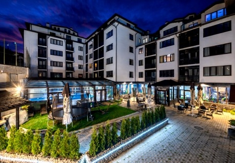 От март в Банско: Нощувка на човек със закуска и вечеря с напитки + 2  външни отопляеми джакузита, топъл басейн и релакс зона от хотел Роял Банско Апартмънтс. 1 или 2 деца до 11.99г - БЕЗПЛАТНО!