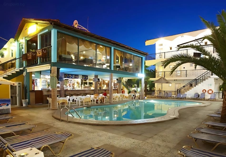 На 300м от плажа в Ханиоти, Гърция: Нощувка на човек със закуска и вечеря + басейн в Hanioti Grand Victoria