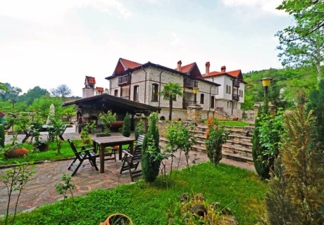 Нощувка на човек със закуска и вечеря + паркинг в семеен хотел Макензен, Мелник