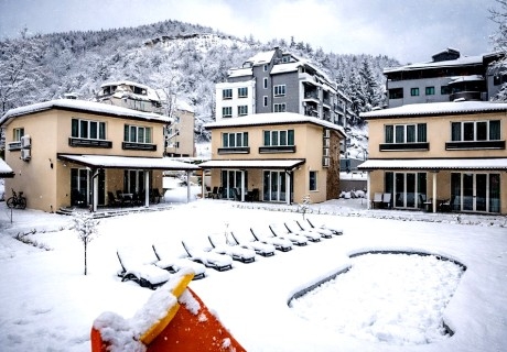 Почивка в Сандански: Нощувка в самостоятелна къща за 6 човека и ползване на джакузи и сауна от Къщи за гости Еневи