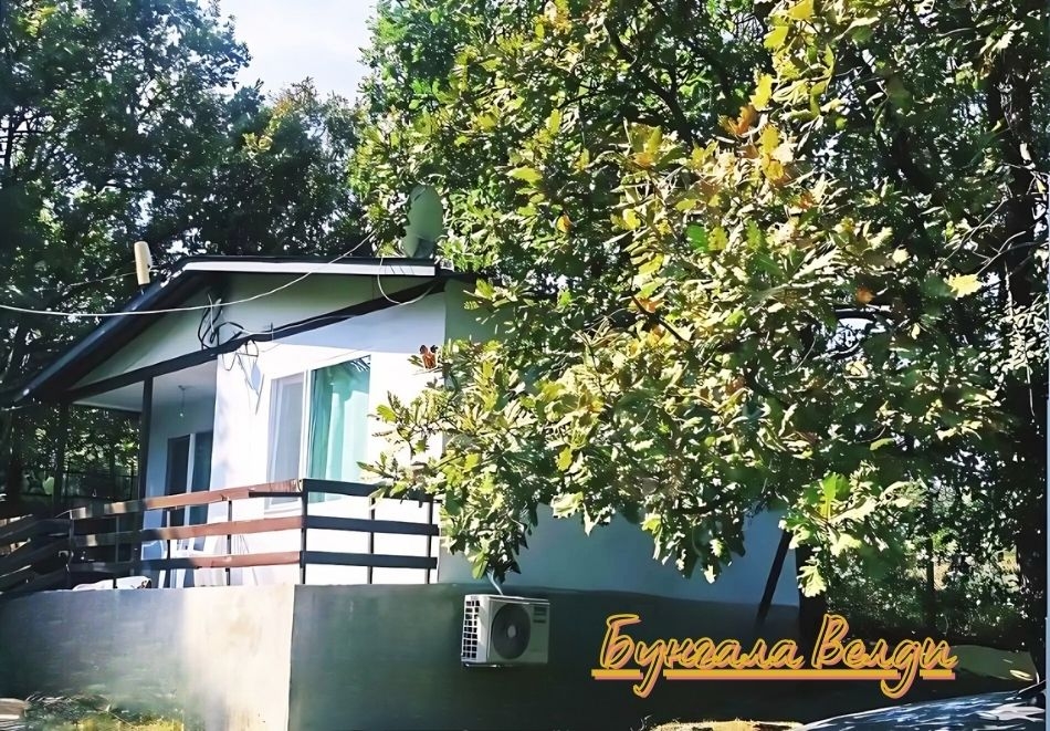 Почивка в Шкорпиловци: Нощувка в бунгало за четирима + интернет и паркинг от Бунгала Велди